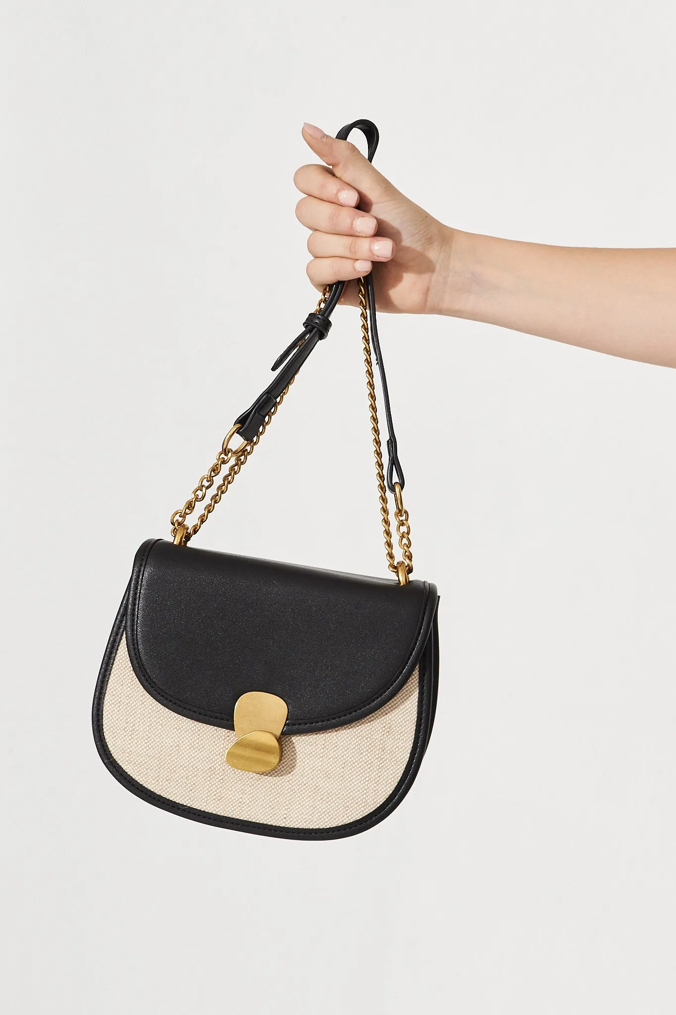 August + Delilah Corinna Sling Bag In Black