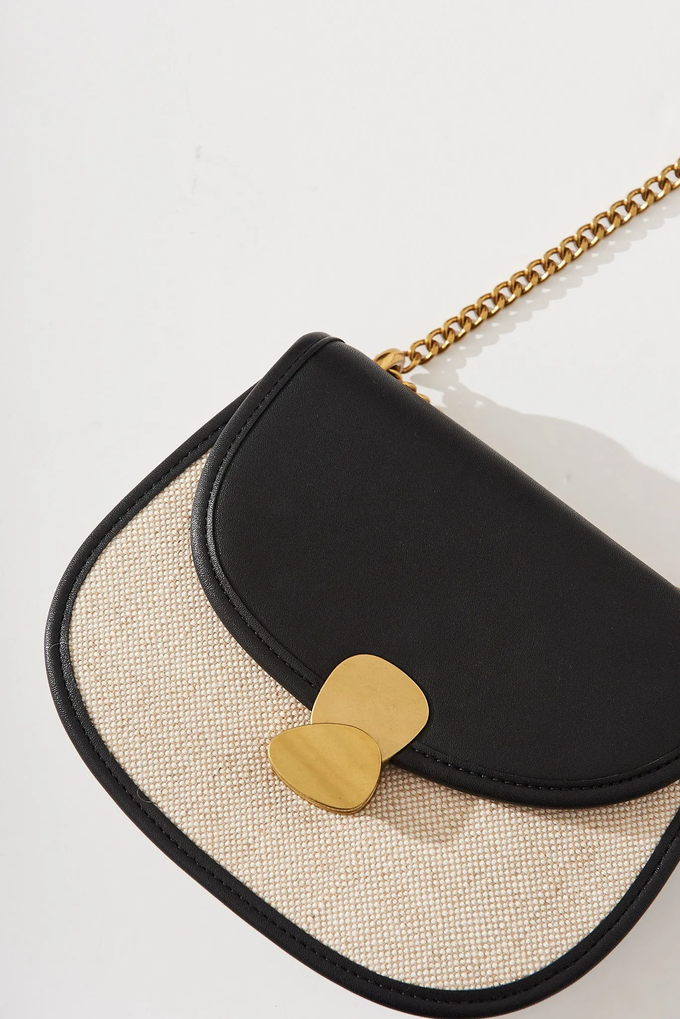 August + Delilah Corinna Sling Bag In Black