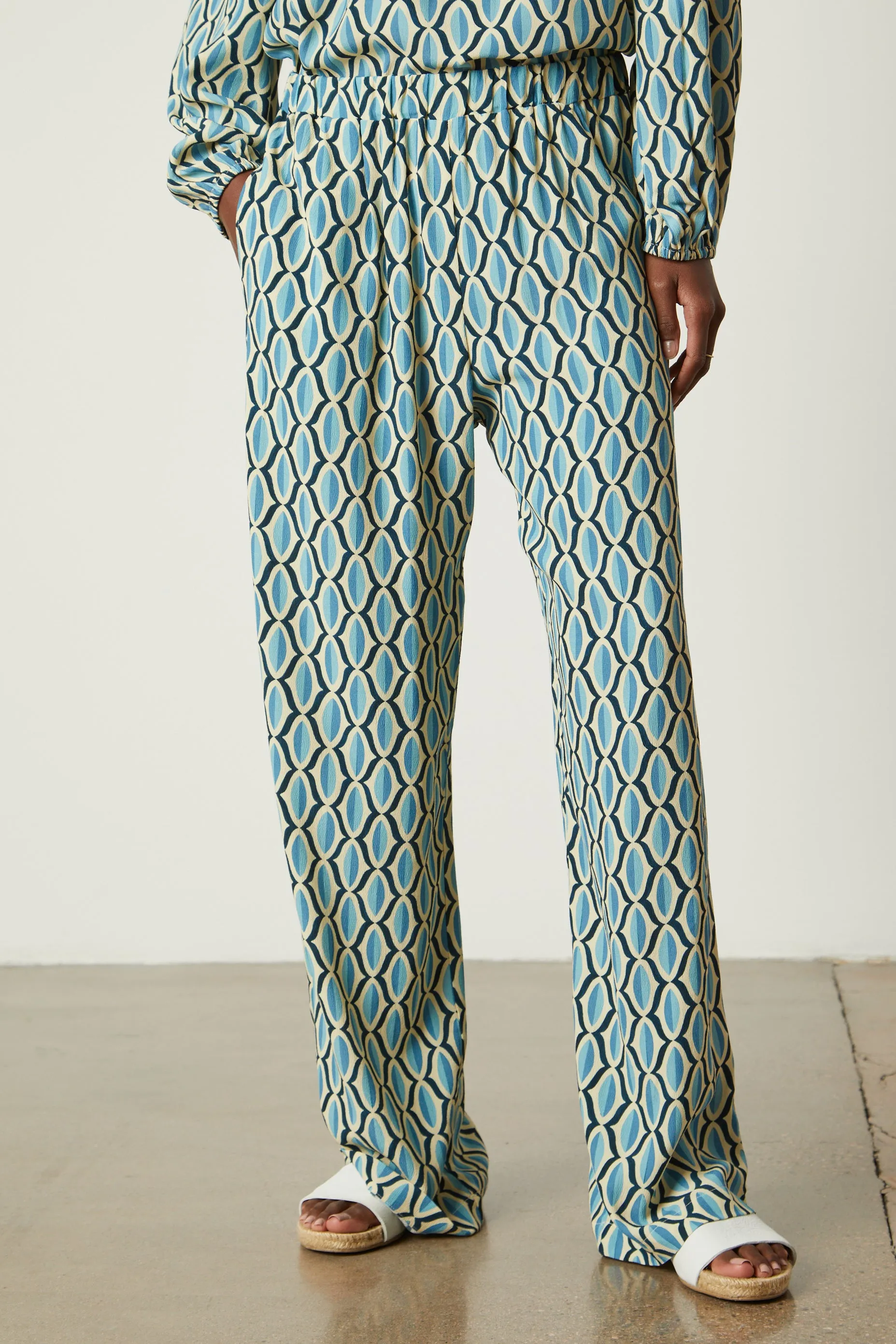 ELIZA GEO PRINT CREPE TROUSERS IN BLUE